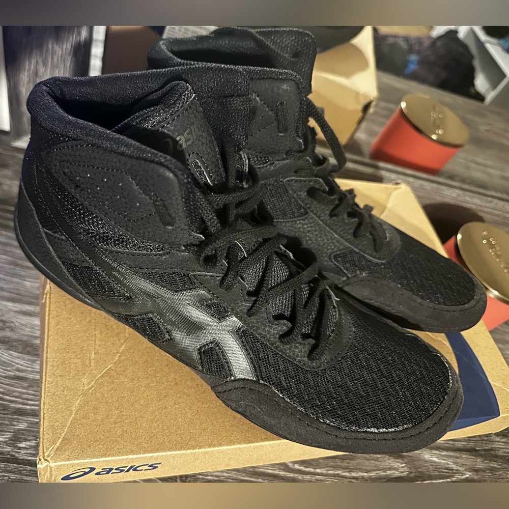 Men’s size 11 ASICS matflex 6 wrestling shoes. Wore once, excellent condition.